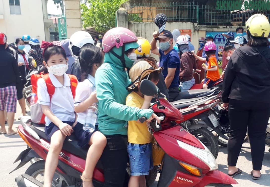 Bài toán thời gian: Phụ huynh đang tốn bao nhiêu giờ cho việc đưa đón con?